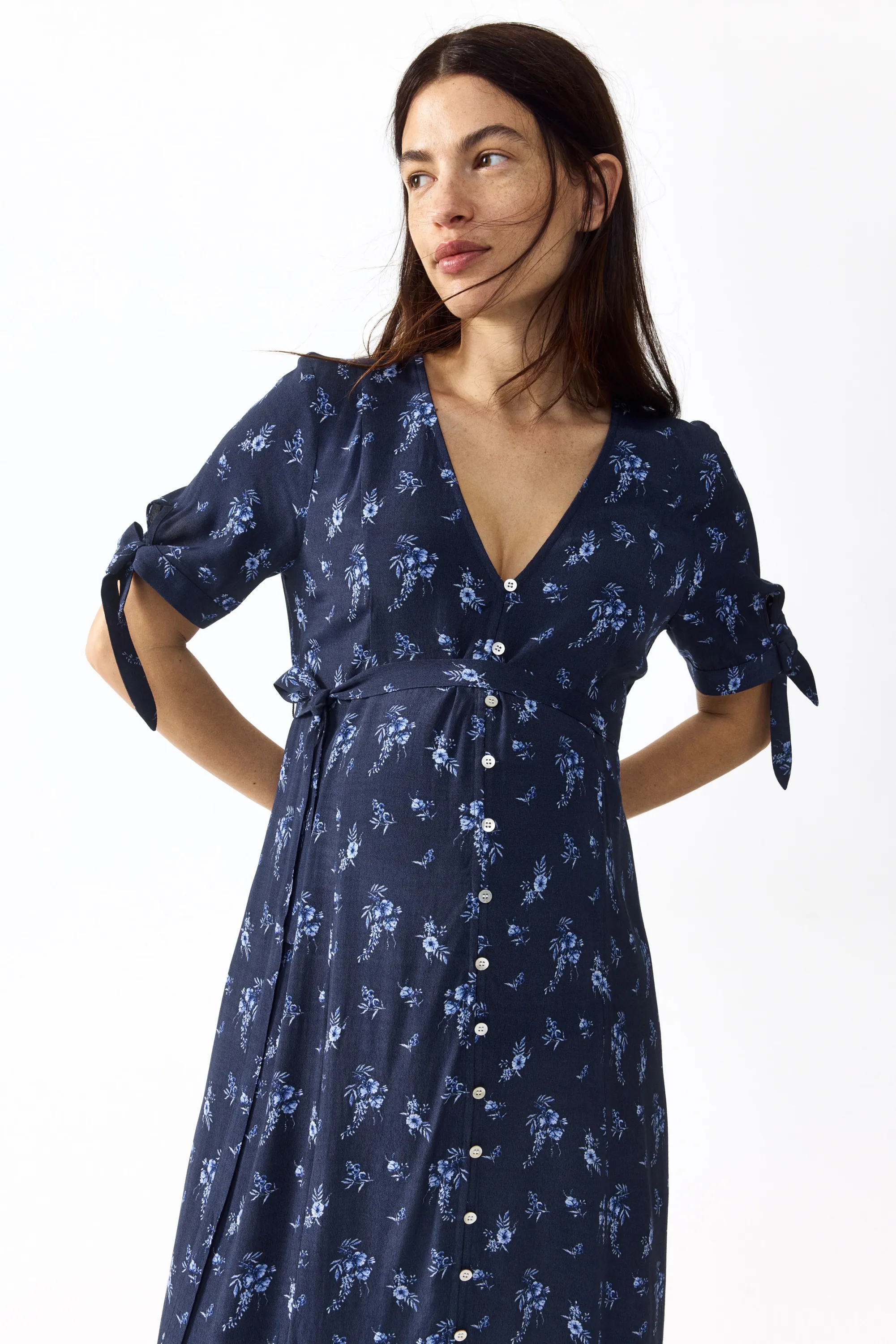 MAMA Robe en viscose avec ceinture à nouer - Bleu foncé/fleuri