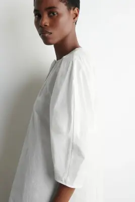 BLOUSE SCULPTURALE EN POPELINE DE COTON PIMA - BLANC — photo 3