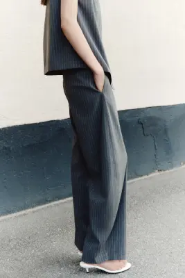 Pantalon chic avec jambes barrel - Gris foncé/rayures tennis — photo 2