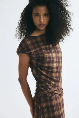 Robe à effet drapé avec cape - Marron foncé/carreaux — photo 2