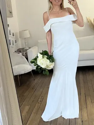 Robe de mariée longue Olivia en satin blanc épaules dénudées Prix boutique 1160€ Taille S — photo 5