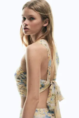 Crop top avec dos à nouer - Jaune clair/fleuri — photo 3