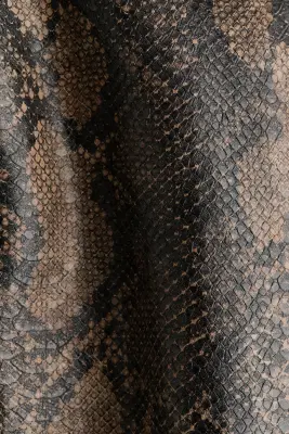 Jupe crayon en tissu enduit - Taupe/motif peau de serpent — photo 4