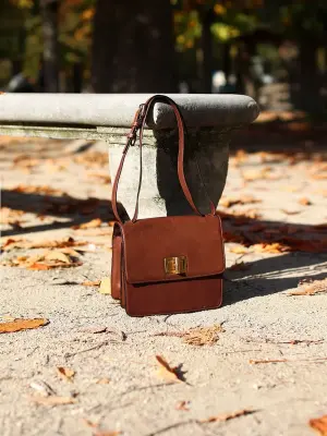 Sac à bandoulière LOUISE en cuir marron Prix boutique 1450€ — photo 4