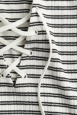 Robe moulante avec laçage - Crème/rayé