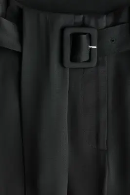 Pantalon avec ceinture et détails plissés - Noir — photo 5