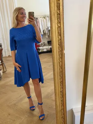 Sandales à talon et bride cheville en suède bleu royal NEUVES Px boutique 610€ Taille 38 — photo 2