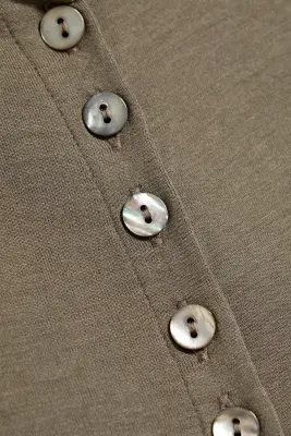 Top boutonné à boutons en perles d’imitation - Gris cendré — photo 4