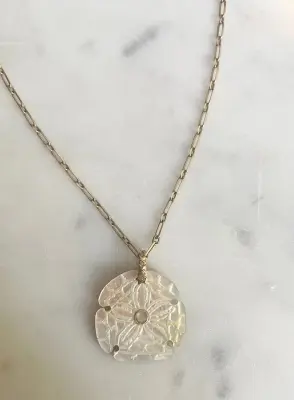 Nouveau ! ROOM SERVICE JEWELRY Pendentif Charm Sand Dollar Nacre — photo 3