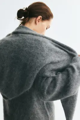 Pull en laine brossée avec foulard - Gris — photo 4