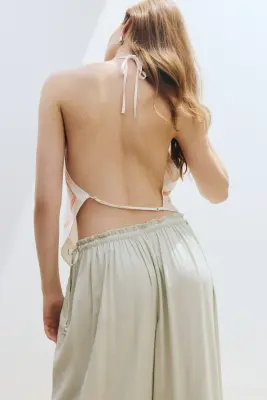 Top asymétrique en satin avec dos nu - Crème/fleuri — photo 2