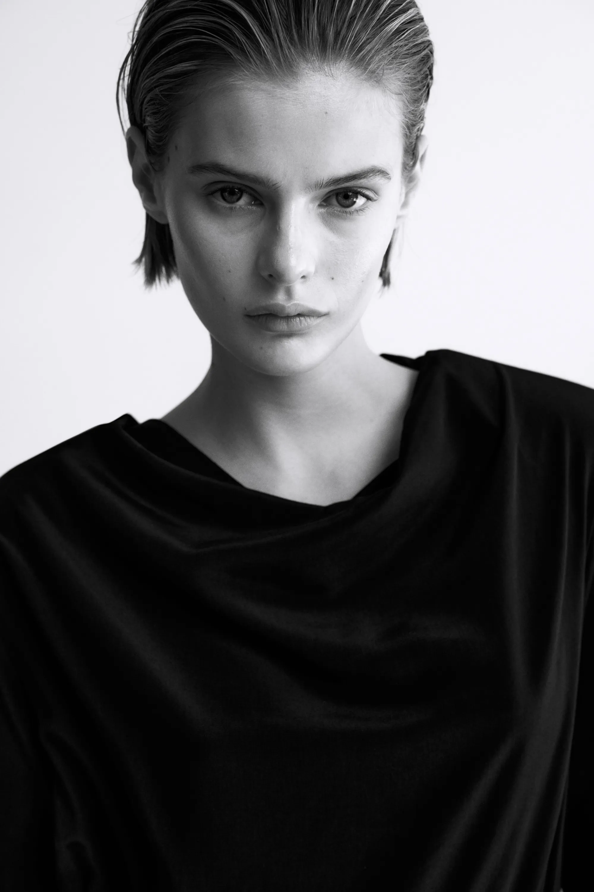 Robe volantée avec encolure bénitier - Noir