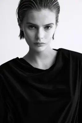 Robe volantée avec encolure bénitier - Noir — photo 1