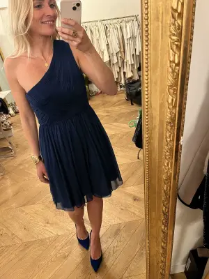 Robe drapée asymétrique en mousseline de soie plissée bleu marine NEUVE Px boutique 450€ Taille 36 — photo 4
