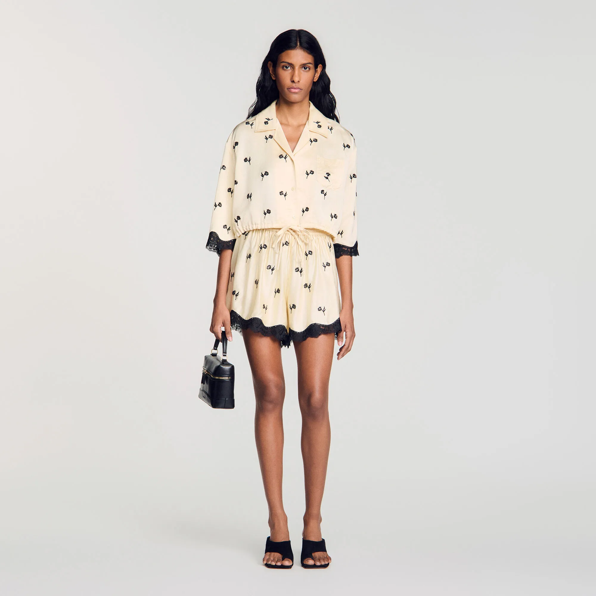 Chemise courte brodée à fleurs