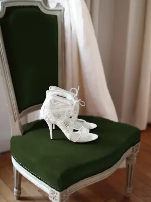 Sandales à talon en cuir et dentelle blanche NEUVES Prix boutique 640€ Taille 40 — photo 2