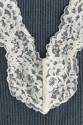 Top côtelé avec dentelle - Gris foncé/crème — photo 2