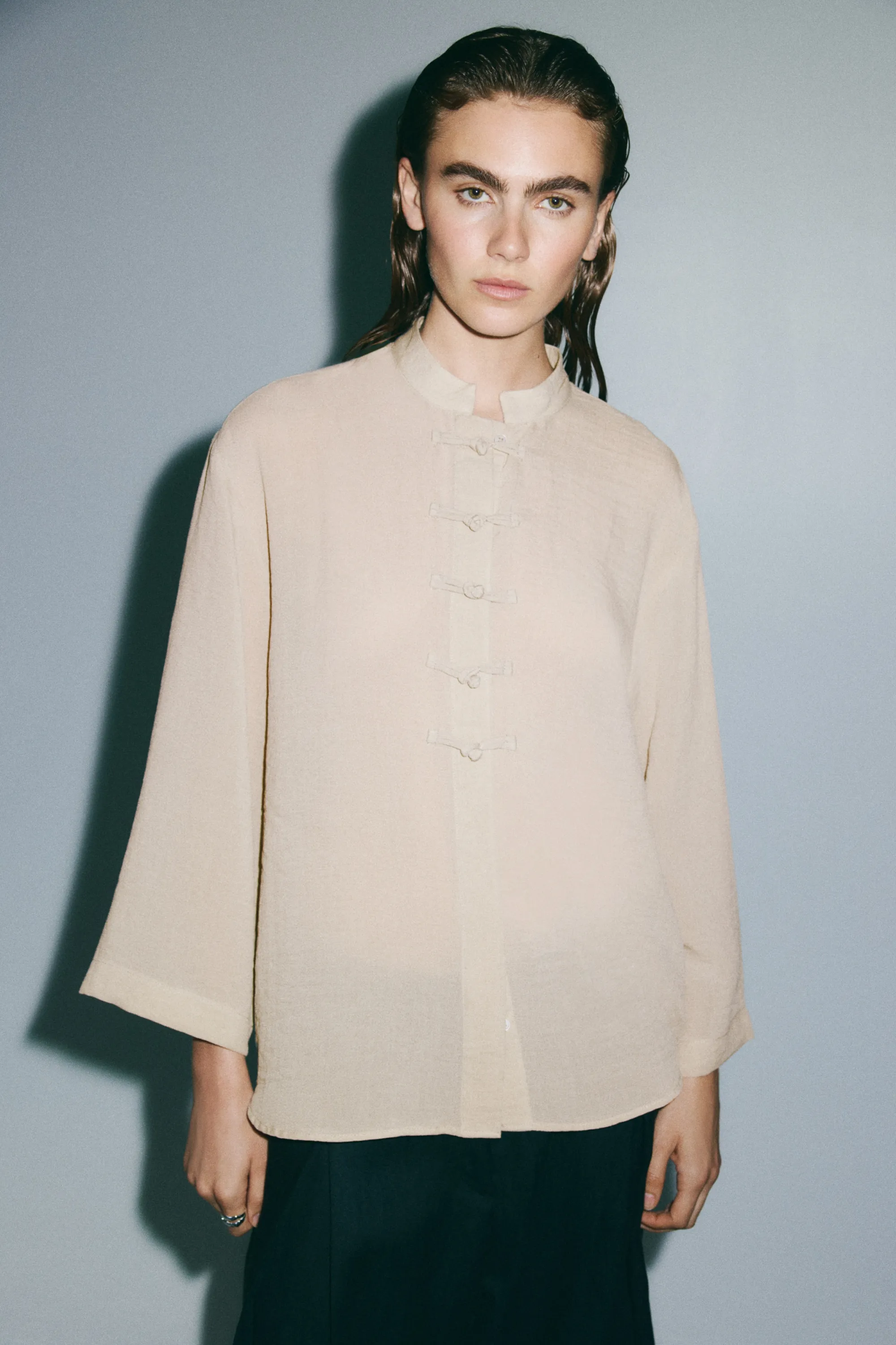 Blouse avec boutons noués - Beige