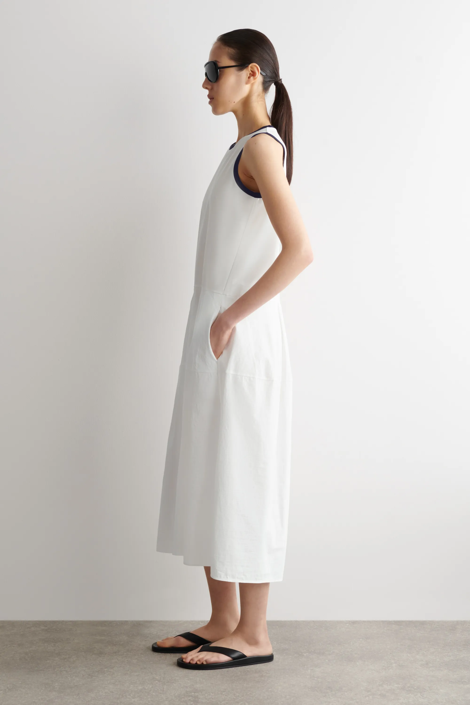 ROBE MIDI SANS MANCHES À PANNEAUX - Blanc / Bleu marine