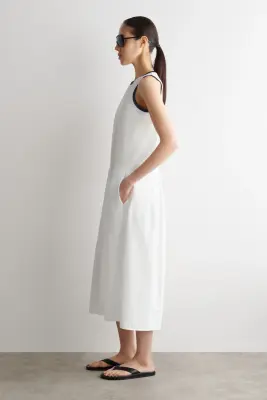 ROBE MIDI SANS MANCHES À PANNEAUX - Blanc / Bleu marine — photo 1