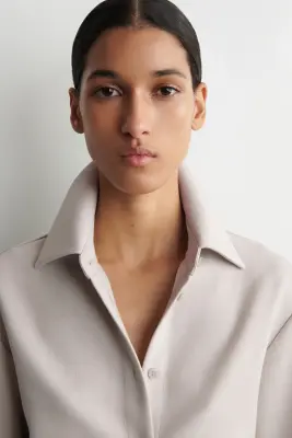 CHEMISE AJUSTÉE ET SCULPTÉE - GRIS CLAIR — photo 3