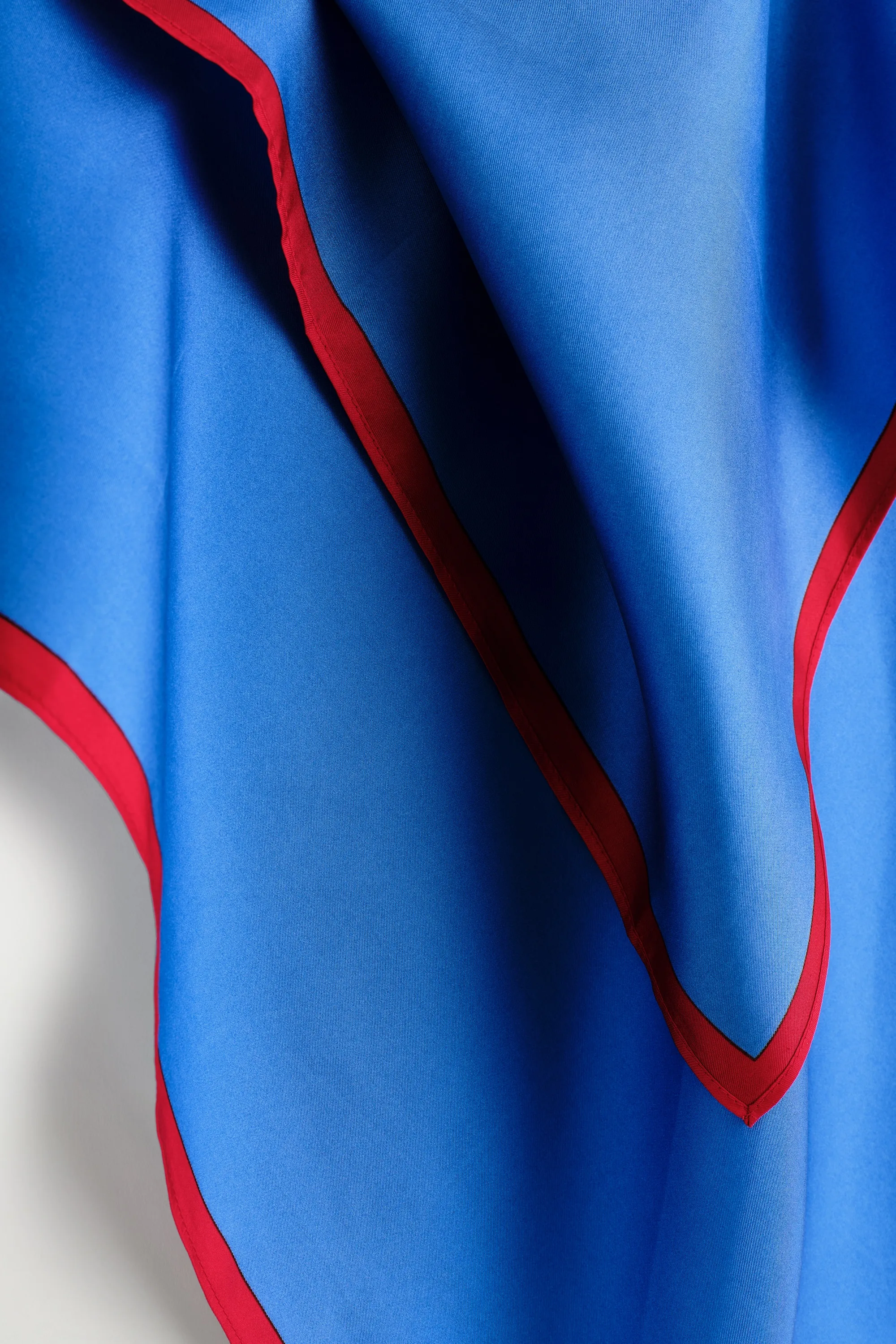 FOULARD EN SOIE À BORDURES CONTRASTÉES - BLEU / ROUGE