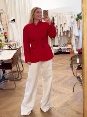 Veste cintrée double boutonnière en cashgora et laine vierge rouge vif boutons noirs Prix boutique 1200€ Taille 36/38 — photo 2