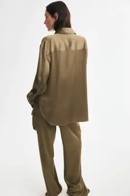 Chemise oversize en satin - Vert kaki — photo 3