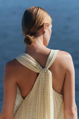 ROBE LONGUE EN GEORGETTE PLISSÉE ENCOLURE À NOUER - JAUNE BEURRE / POIS — photo 5