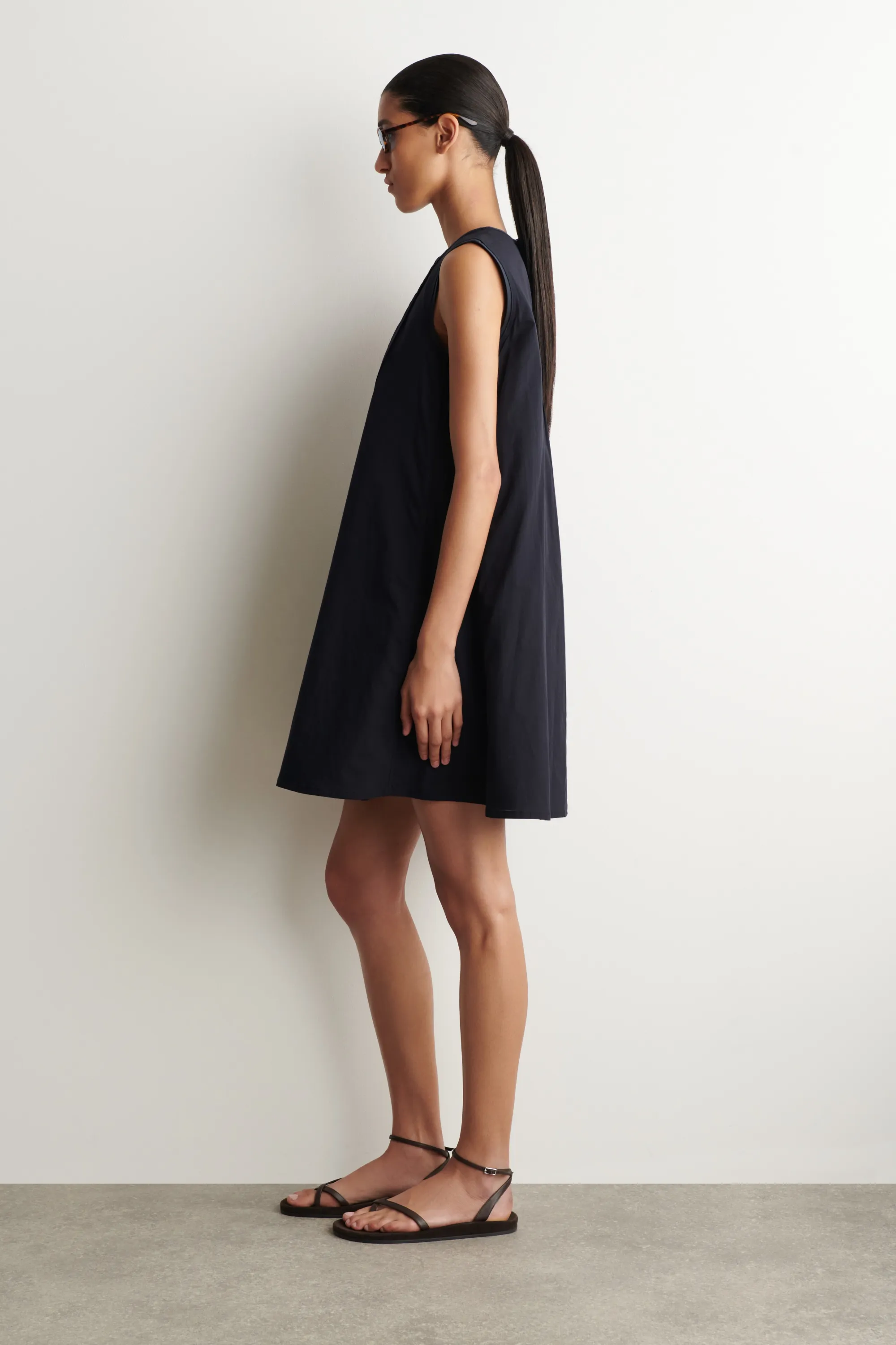 ROBE COURTE À PLIS NERVURÉS SUPERPOSÉS - BLEU MARINE