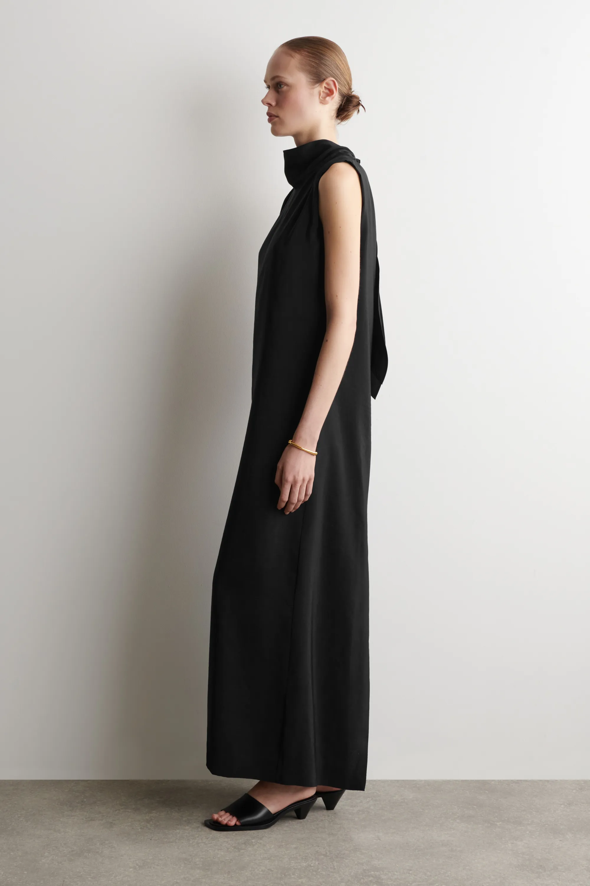 ROBE LONGUE DRAPÉE À COL MONTANT ET DÉTAIL NOUÉ - NOIR