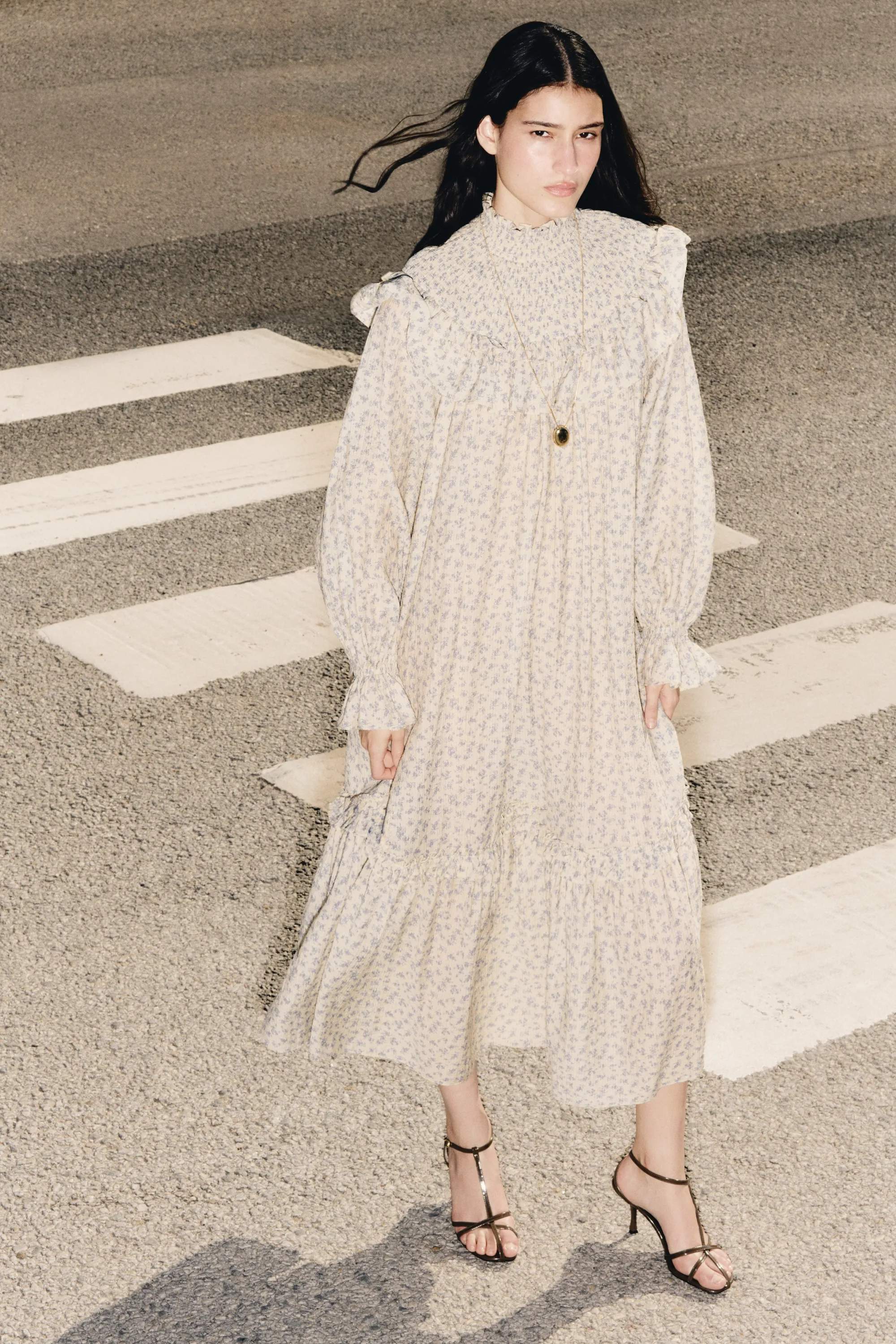 Robe à volants ruchés en tissu texturé - Beige clair/fleuri