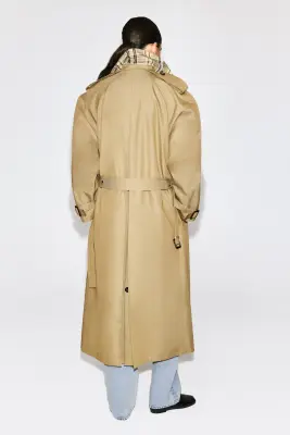 TRENCH-COAT CEINTURÉ EN COTON À FINITIONS CARREAUX - BEIGE / CARREAUX — photo 4