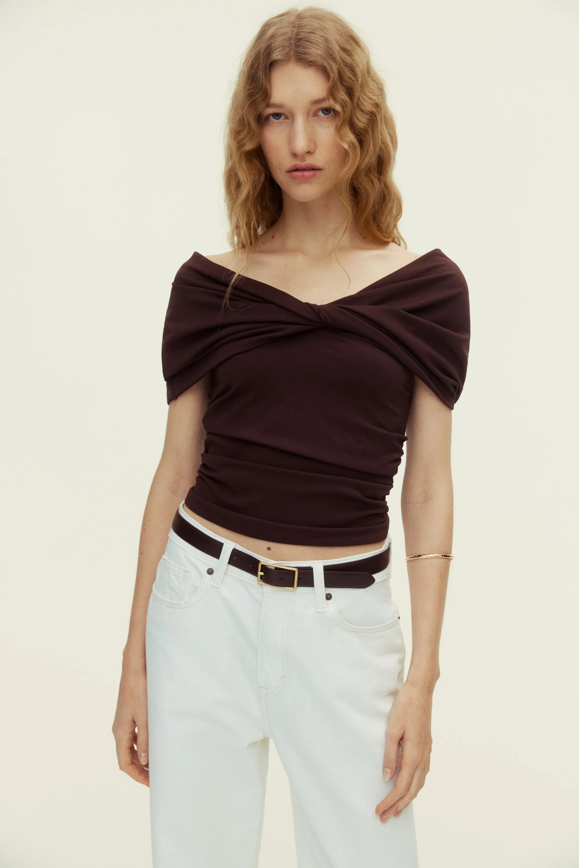 Top épaules nues avec détail torsadé - Marron foncé