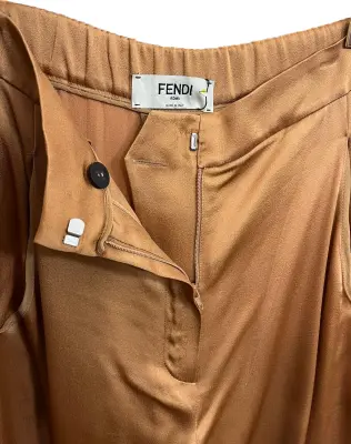Pantalon droit fluide en satin camel Prix boutique 1200€ Taille 38 — photo 4