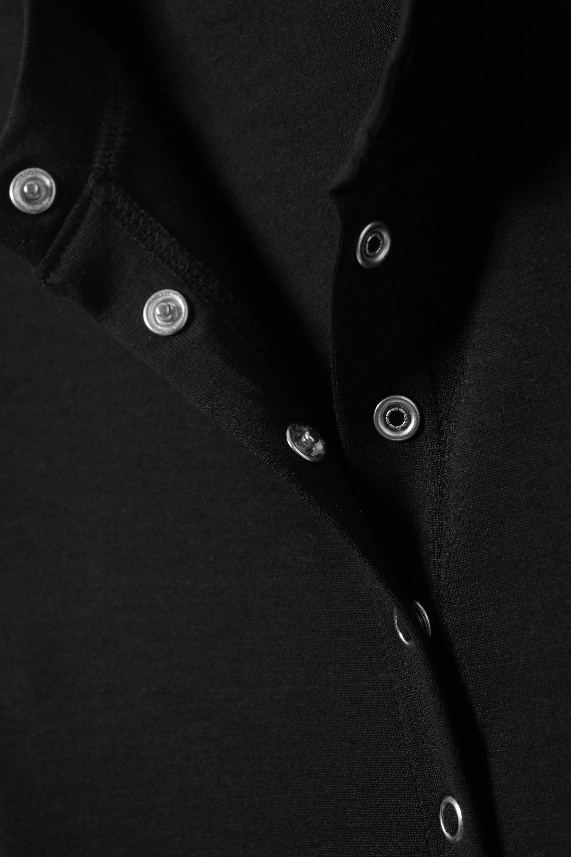 Mini-robe à pressions et manches longues - Noir