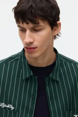Chemise Regular Fit avec motif brodé - Vert foncé/rayé — photo 2