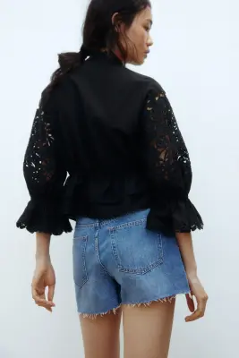 Short en denim avec bords à cru - Bleu denim clair — photo 2