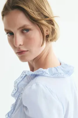 Blouse avec dentelle - Bleu clair — photo 4