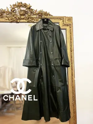 Manteau long évasé en cuir d'agneau vert foncé doublure soie et boutons bijoux argent Prix boutique 34000€ Taille 40 — photo 3