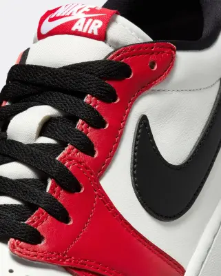Air Jordan 1 Low OG Chicago 2025 — photo 4