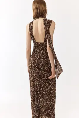 Robe en mousseline avec écharpe - Marron foncé/motif — photo 3