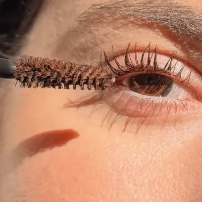 Mascara marron rechargeable, brosse VOLUME — photo 3