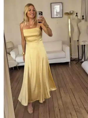 Robe longue à bretelles fines en satin jaune pastel Prix boutique 445€ Taille XS — photo 2
