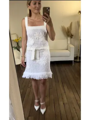 Robe courte à bretelles en dentelle crochet de coton blanc brodée de fleurs en soie Prix boutique 4000€ Taille 36 — photo 2