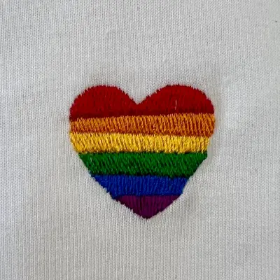 T-shirt blanc "Coeur arc en ciel" — photo 2