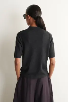 POLO ZIPPÉ EN LAINE MÉRINOS - CHARBON — photo 4