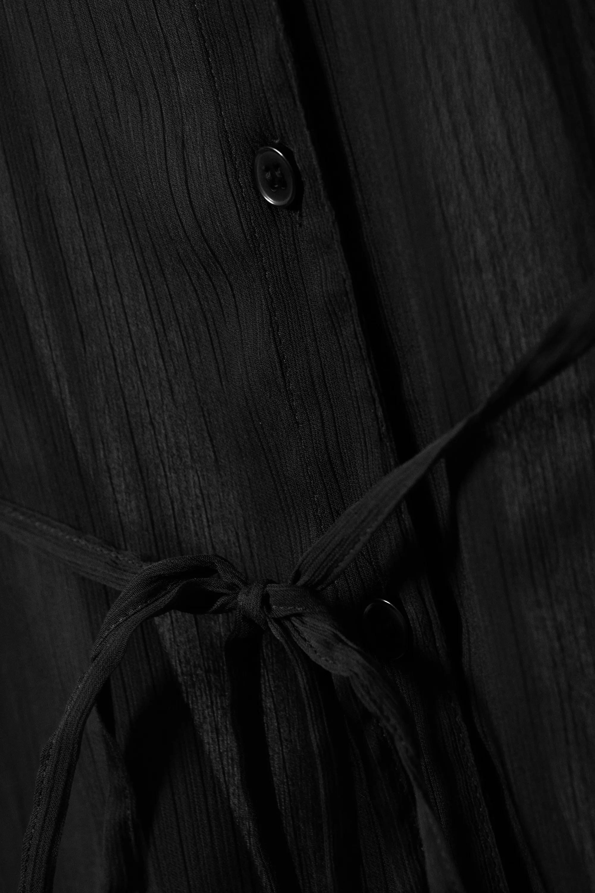 Chemise transparente ajustée à nouer au dos - Noir