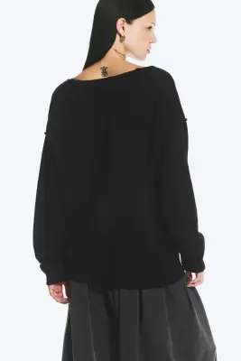 Pull confectionné à col V, coupe ample - Noir — photo 3