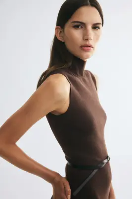 Robe en maille fine avec ceinture - Marron foncé — photo 3